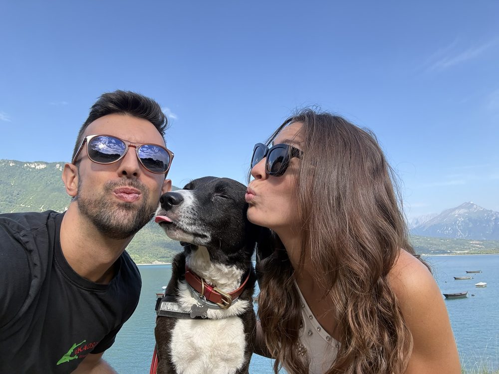 Giulia e Jacopo con Ralph sul lago